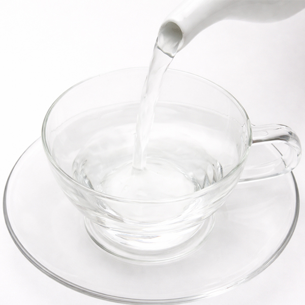 温めたカップにお湯を注ぐ