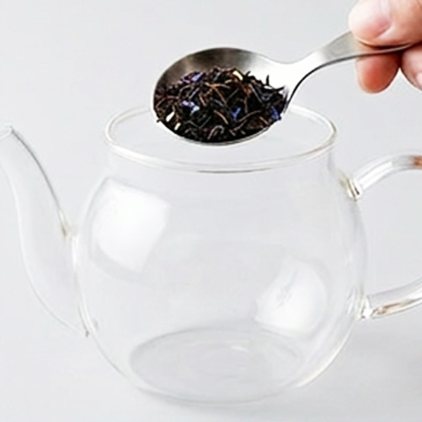 濃いめの紅茶を熱く淹れる