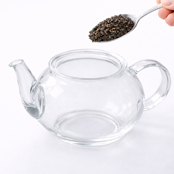 茶葉の量をはかる